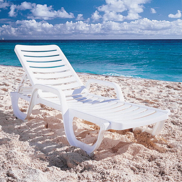 Grosfillex Bahia Chaise Lounge White 1/1EA 44031004